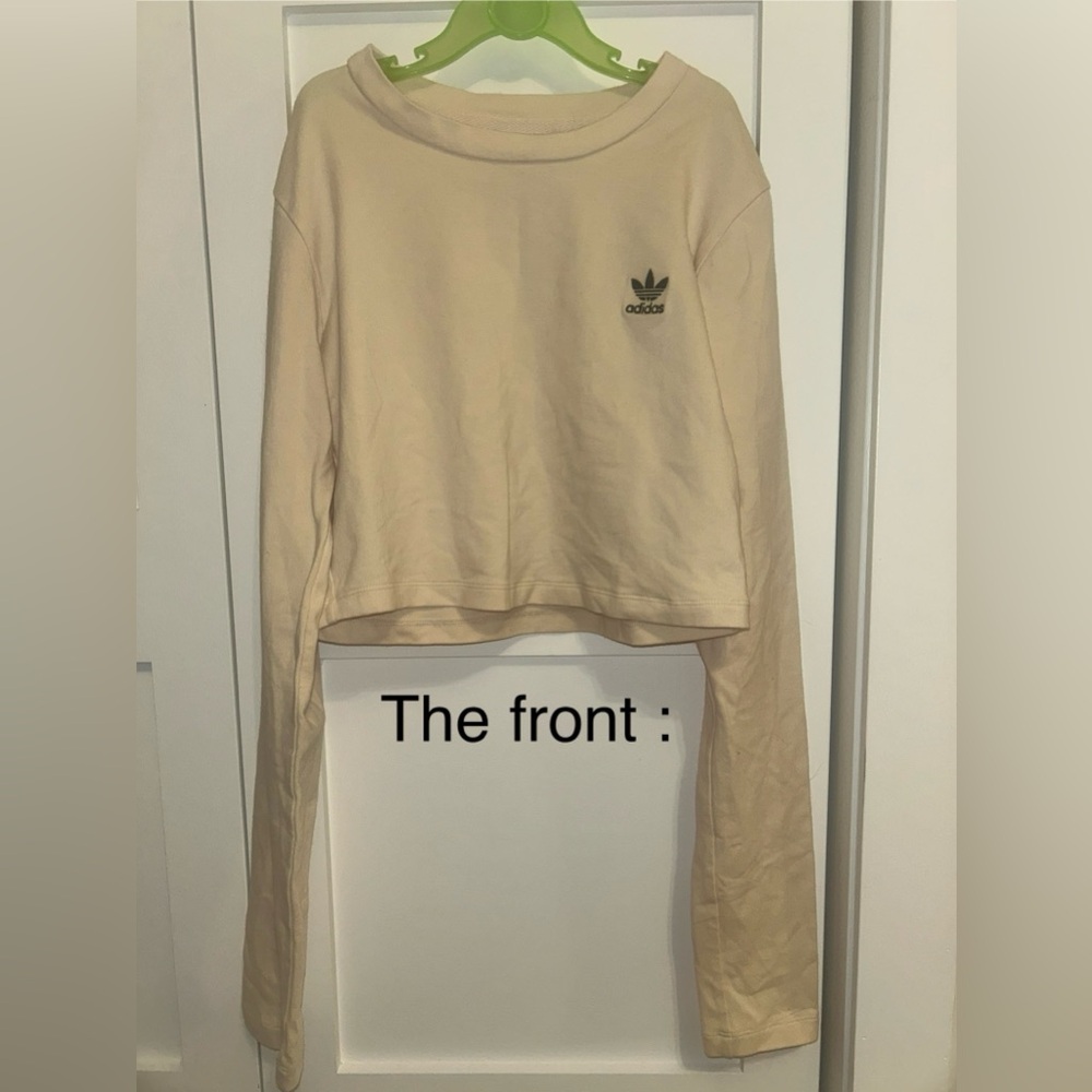 Hi 👋, selling this nice-looking crop top with long sleeves   in size M.